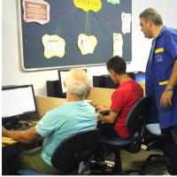 O professor de informática, Alexandre da Silva, ajuda a sanar as dúvidas dos idosos