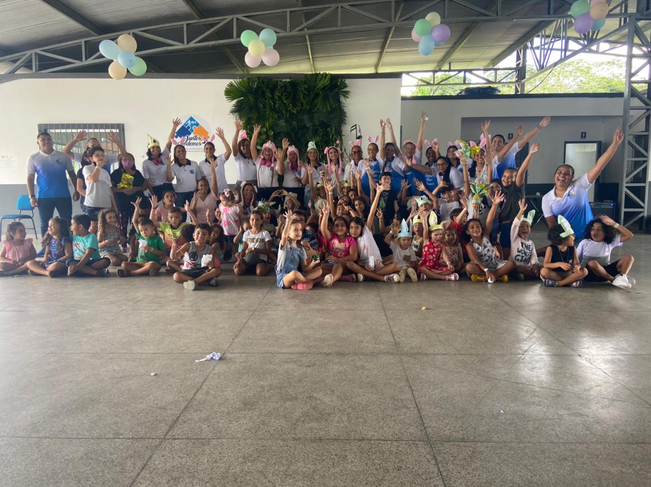 Equipe do Abrigo do Marinheiro Belém, Voluntárias Cisne Branco e crianças participantes da Páscoa do Projeto Integração.