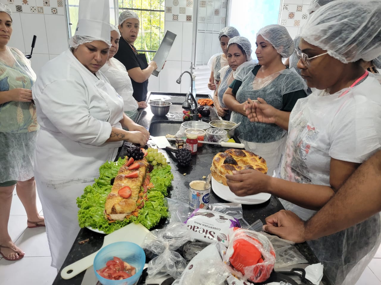 Família Naval aprendendo a preparar o pão de metro