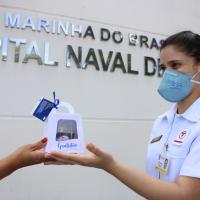 Voluntária entrega presente para militar do HNNa